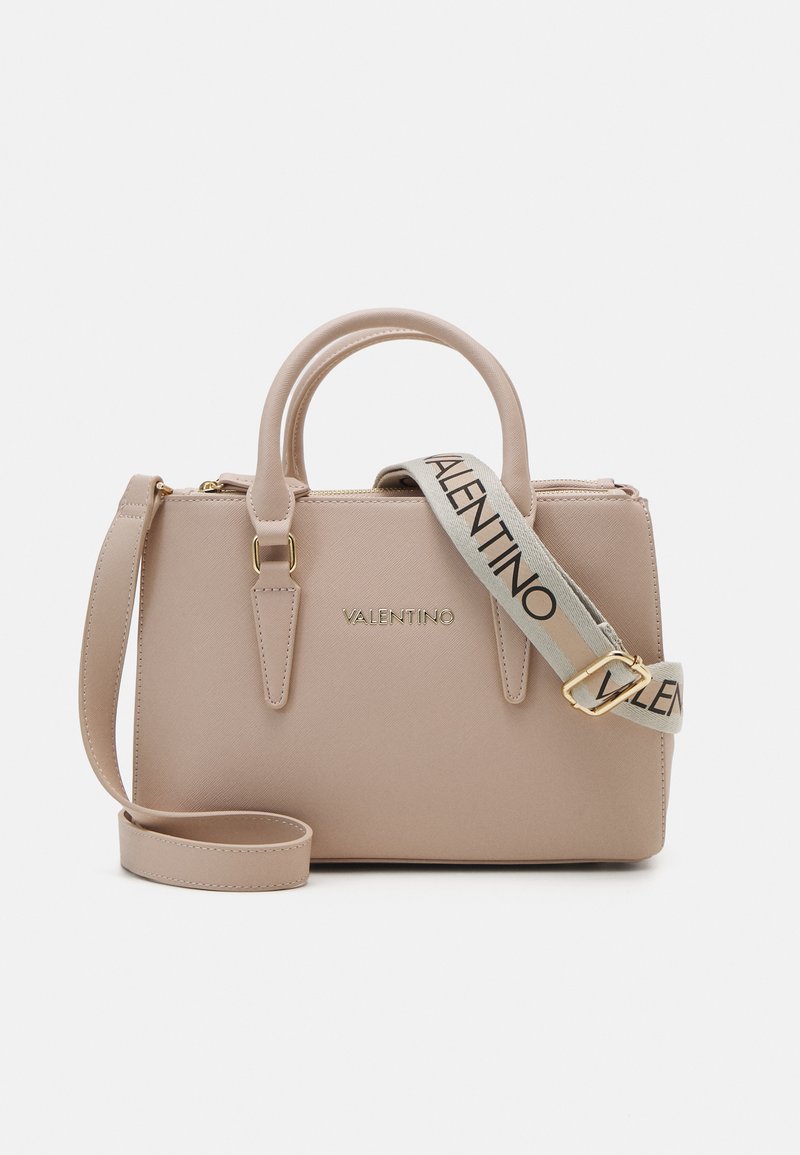 Beige handväska med en texturerad yta, dubbla handtag på toppen och ett avtagbart band med "VALENTINO" i fet stil. Guldiga metalldetaljer.