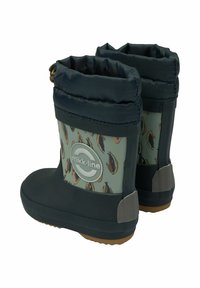 Tengerészkék vízálló csizma texturált gumitalppal, behajtott felső szegéllyel és mintás oldallal, levelek földszíneiben, márkajelzéssel.