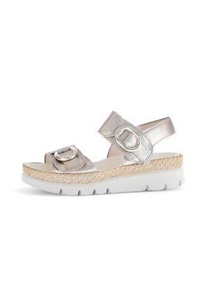 Metallische zilveren sandal met twee verstelbare banden, decoratieve gespen, gevlochten jute-achtige tussenzool en witte rubberen loopzool voor grip.