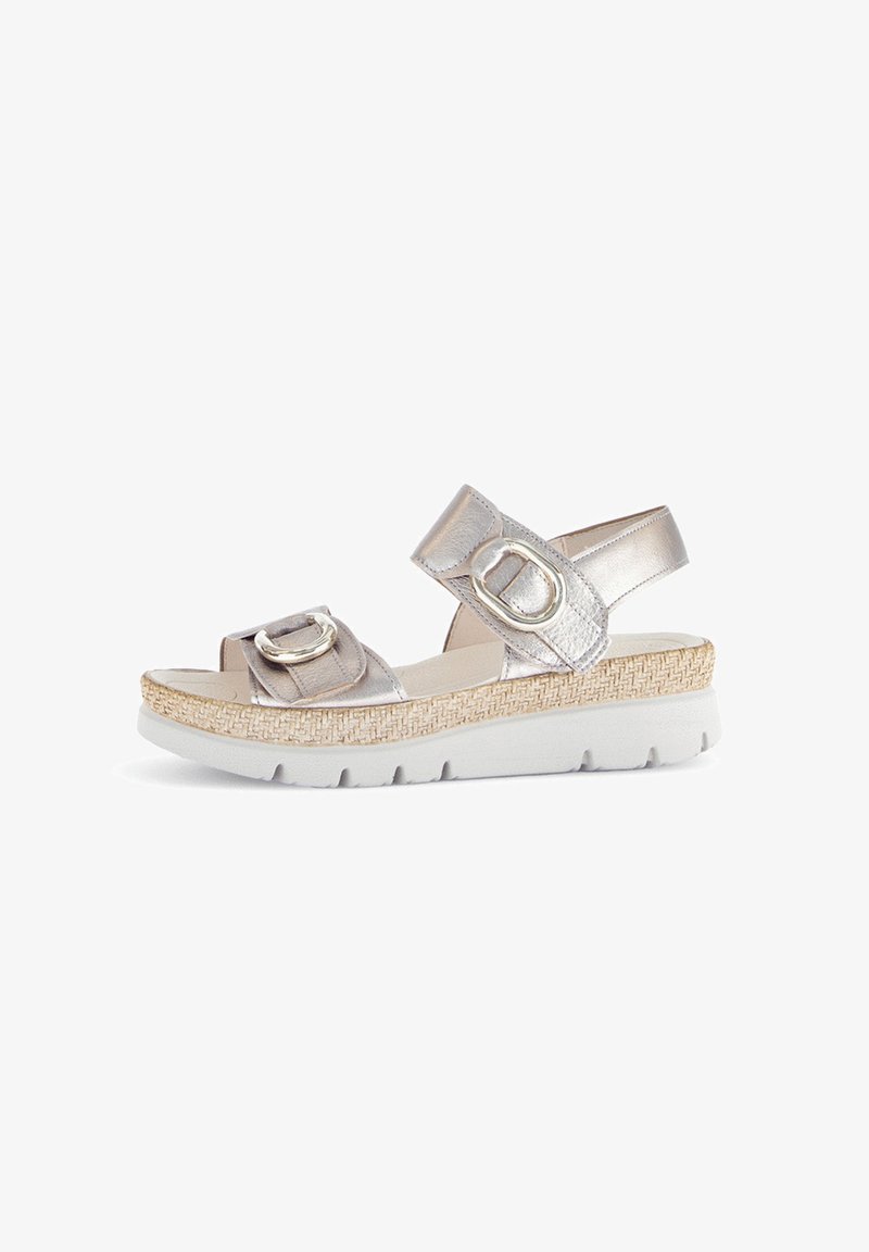 Metallische zilveren sandal met twee verstelbare banden, decoratieve gespen, gevlochten jute-achtige tussenzool en witte rubberen loopzool voor grip.