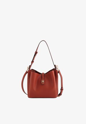 Braune, genarbte Ledertasche mit verstellbarem Schulterriemen und goldfarbenem Verschlussdetail auf der Vorderseite vor weißem Hintergrund.