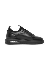 Zapatillas negras con parte superior de cuero liso, diseño de cordones, media suela acolchada y un bolsillo de aire visible en el talón.