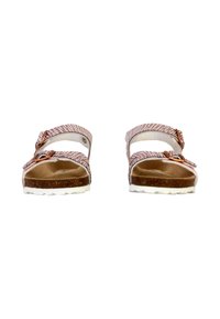Deux sandales ouvertes à bout découvert avec des semelles en caoutchouc plates. Les brides sont ornées d'un motif rose et blanc, avec une boucle en métal en accent.