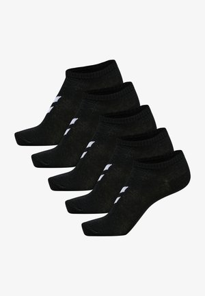 Czarne skarpetki za kostkę w zestawie pięciu sztuk. Wykonane z miękkiego materiału, z żebrowanym ściągaczem i białymi akcentami logo po bokach.