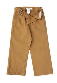 Pantalons en coton marron avec une taille repliée, deux poches avant et deux boutons sur le côté. Texture lisse avec un design à jambe droite.