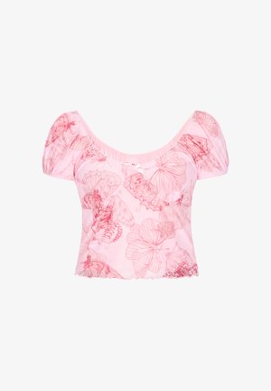 Pink kortærmet crop top med puffede ærmer og et mønster af røde sommerfugl-silhuetter.