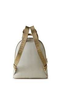 Hellgrauer strukturierter Rucksack mit goldfarbener Hardware, versehen mit auffälligen braunen Logostraßen und einem Reißverschluss.