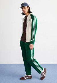 adidas Originals ARCHIVE - Träningsbyxor - collegiate green