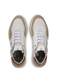 Zapatillas blancas y beige con parte superior de malla, acentos de ante texturizado, cordones blancos y un interior de patrón oscuro. Suela de goma para tracción.