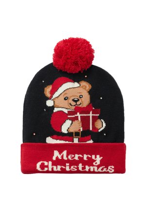 Dziana czapka z czerwonym pomponem, czarnym korpusem z niedźwiedziem w stroju Świętego Mikołaja trzymającym prezent oraz czerwonym mankietem z napisem "Wesołych Świąt".