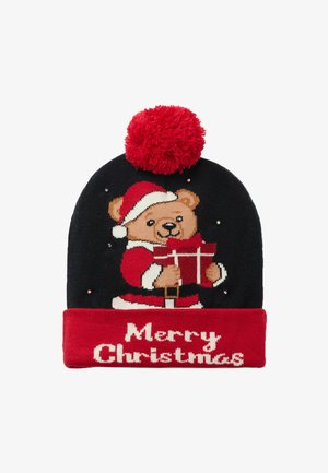 Dziana czapka z czerwonym pomponem, czarnym korpusem z niedźwiedziem w stroju Świętego Mikołaja trzymającym prezent oraz czerwonym mankietem z napisem "Wesołych Świąt".