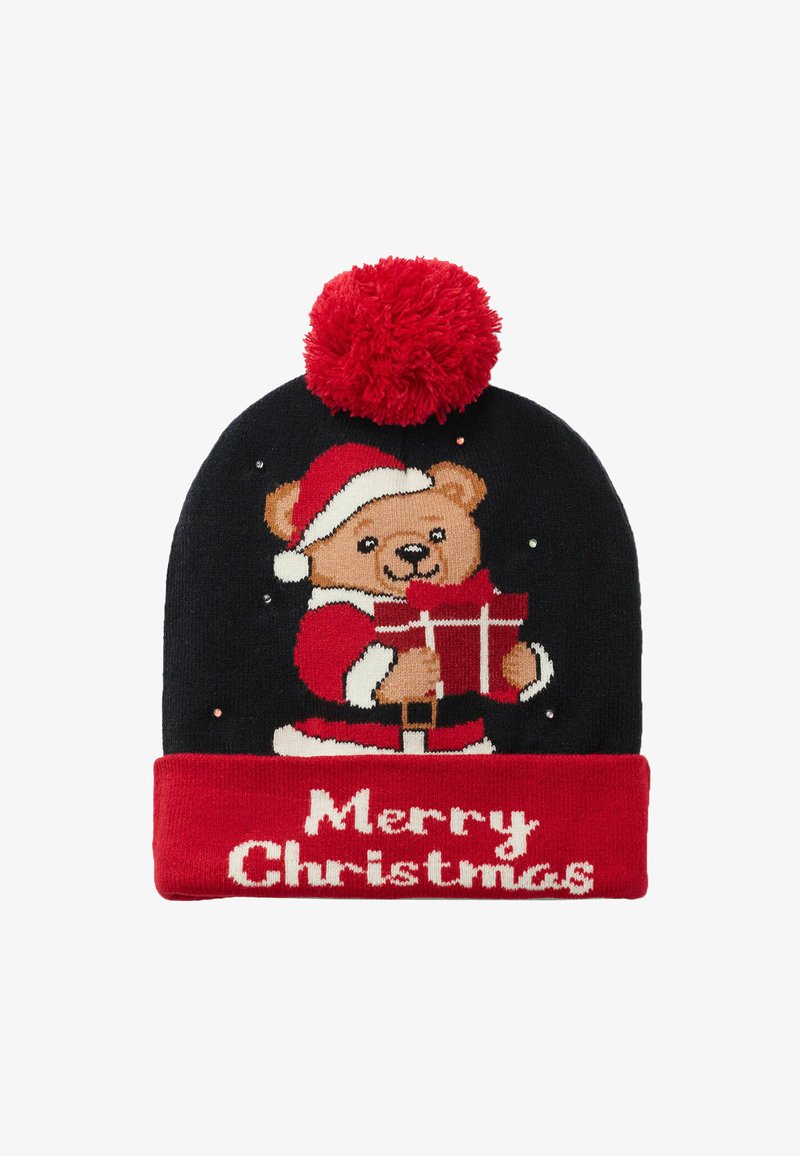 Dziana czapka z czerwonym pomponem, czarnym korpusem z niedźwiedziem w stroju Świętego Mikołaja trzymającym prezent oraz czerwonym mankietem z napisem "Wesołych Świąt".