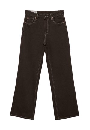 Schwarze Jeans mit weitem Bein, kontrastierenden weißen Nähten, Fünf-Taschen-Design und Knopfverschluss am Bund, flach auf einem weißen Hintergrund liegend.