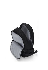 Sac à dos noir avec deux compartiments principaux, doté d'un extérieur durable et d'une doublure intérieure grise. Fermetures à glissière et bretelles rembourrées.