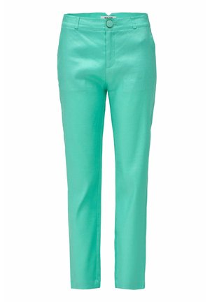 Pantalones rectos turquesa con cierre de botón y cremallera, trabillas para cinturón y corte ajustado.