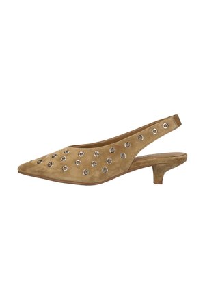 Donkerbeige suède slingback kitten heel schoen met puntige neus en zilveren ringetjes op het bovenwerk.
