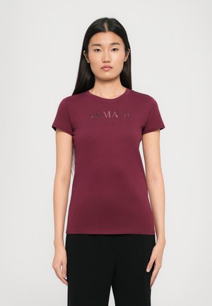 T-paita burgundin värissä, pehmeää puuvillaa, lyhyillä hihoilla, jossa on sana "ARMANI" kiiltävällä, heijastavalla designilla rinnassa.