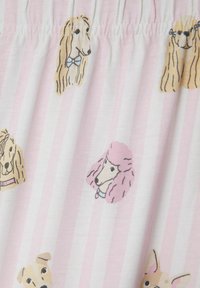 Tessuto bianco con strisce rosa che presenta teste di cani illustrate, inclusi barboncini e un Labrador, in vari colori e stili.