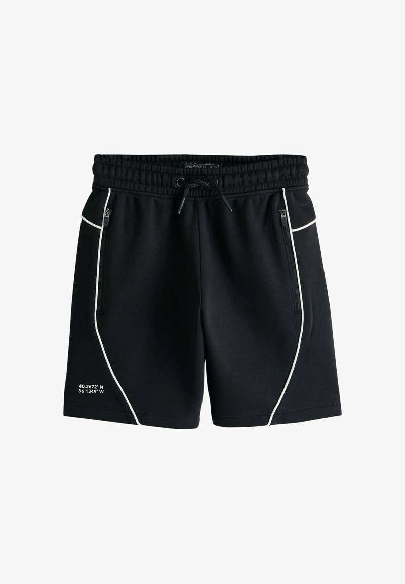 Shorts de sport noirs avec passepoil blanc, taille élastique avec cordon de serrage, poches latérales zippées et coordonnées imprimées sur la jambe gauche.