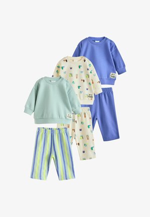Čtyři sady dětského oblečení: světle zelené a levandulové mikiny, béžové s barevnými vzory a pruhované modro-zelené kalhoty.