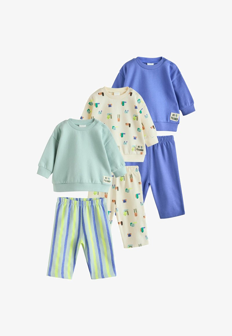 Vier Sets Kinderkleidung: hellgrüne und lavendelfarbene Sweatshirts, beige mit bunten Mustern und gestreifte blaue und grüne Hosen.