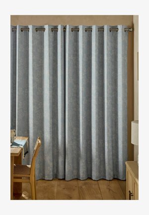 Hellblaue florale Vorhänge, die an einer Metallvorhangstange in einem Raum mit Holzboden und teilweise sichtbaren Holzmöbeln hängen.