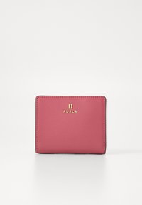 Portefeuille en cuir rose au fini texturé, avec des accents de logo dorés. Design compact rectangulaire avec des bords cousus.
