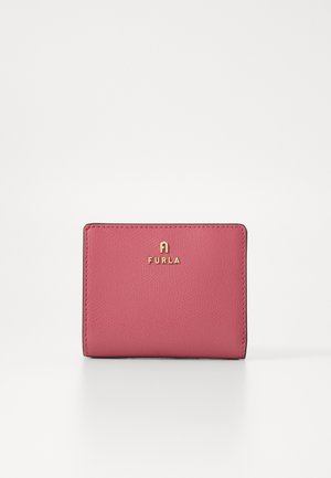 Portefeuille en cuir rose au fini texturé, avec des accents de logo dorés. Design compact rectangulaire avec des bords cousus.