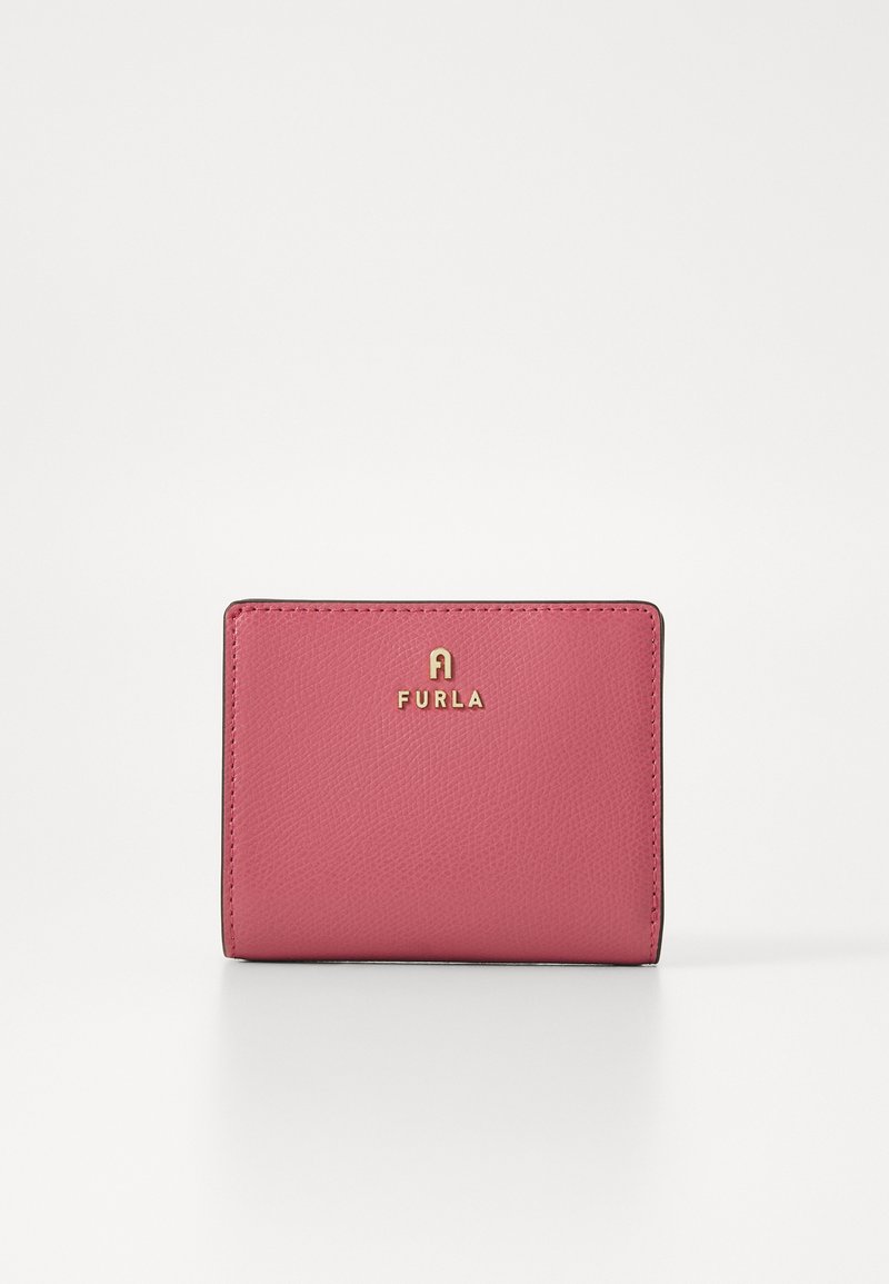Portefeuille en cuir rose au fini texturé, avec des accents de logo dorés. Design compact rectangulaire avec des bords cousus.