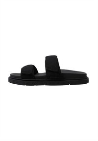 Sandalia plana negra con dos correas ajustables. Hecha de tela suave. Cuenta con una suela plana y un diseño minimalista. Textura ligera.