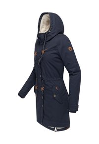 Granatowa parka z kapturem podszytym sztucznym futrem, ze ściągaczami, bocznymi kieszeniami oraz brązowymi, skórzopodobnymi detalami. Posiada dopasowaną talię i zapięcia na zatrzaski.
