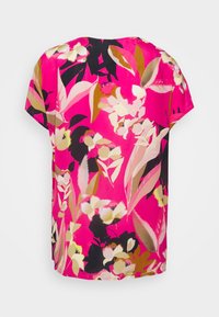 Blusa de manga corta en tejido rosa vibrante, con un patrón floral en tonos negros, crema y verdes. Textura suave, corte relajado.
