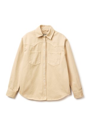 Beżowa koszula na długi rękaw z guzikami, dwoma kieszeniami na piersi, klasycznym kołnierzem i zatrzaskami, ułożona płasko na białym tle.