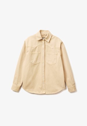 Beżowa koszula na długi rękaw z guzikami, dwoma kieszeniami na piersi, klasycznym kołnierzem i zatrzaskami, ułożona płasko na białym tle.
