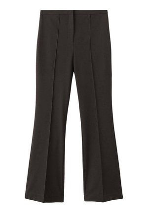 Zwarte uitlopende broek van gladde stof, met een plooivouw aan de voorkant, een vlakke tailleband en zonder zichtbare zakken of metalen details.