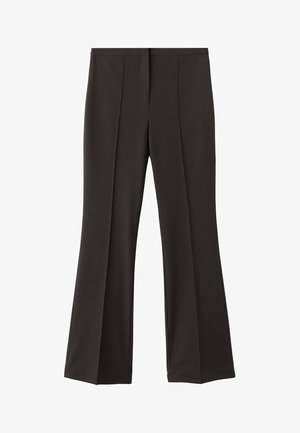 Czarne rozszerzane spodnie wykonane z gładkiej tkaniny, z przednią kantą, płaskim pasem i bez widocznych kieszeni ani elementów metalowych.