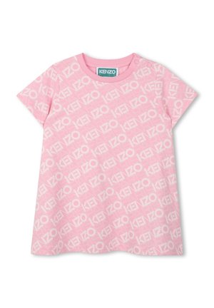 Roze katoenen t-shirt met een herhaald wit logopatroon, korte mouwen en een ronde halslijn met knoopdetails op de schouder.