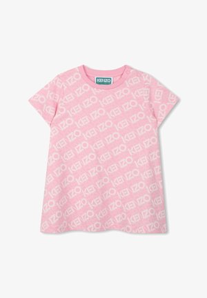 Roze katoenen t-shirt met een herhaald wit logopatroon, korte mouwen en een ronde halslijn met knoopdetails op de schouder.