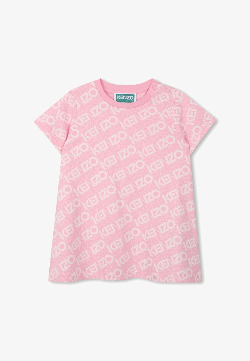 Roze katoenen t-shirt met een herhaald wit logopatroon, korte mouwen en een ronde halslijn met knoopdetails op de schouder.