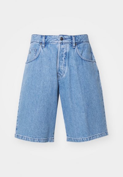 Lys blå denimshorts med rett snitt, to frontlommer og en enkel knappelukking i livet. Ren, ensartet tekstur.