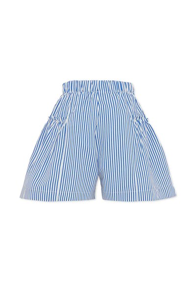 Niebiesko-białe spodenki w paski z elastycznym paskiem w talii, bocznymi kieszeniami oraz marszczeniami dla zwiększenia objętości. Gładka faktura materiału.