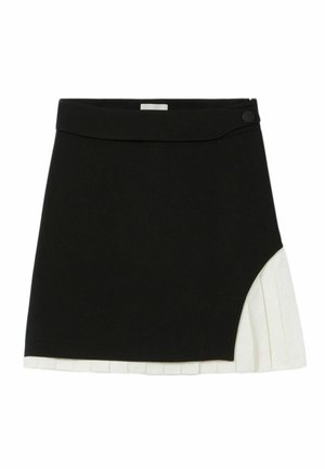 Gonna mini nera con vita aderente, caratterizzata da un accento plissettato bianco sul lato destro. Realizzata in tessuto liscio con un design elegante.