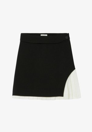 Mini-jupe noire avec une taille ajustée, présentant un accent plissé blanc sur le côté droit. Fabriquée en tissu lisse avec un design épuré.