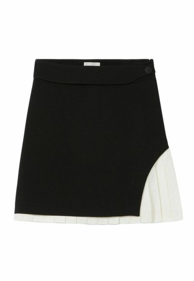 Gonna mini nera con vita aderente, caratterizzata da un accento plissettato bianco sul lato destro. Realizzata in tessuto liscio con un design elegante.