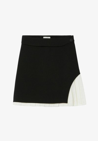 Gonna mini nera con vita aderente, caratterizzata da un accento plissettato bianco sul lato destro. Realizzata in tessuto liscio con un design elegante.