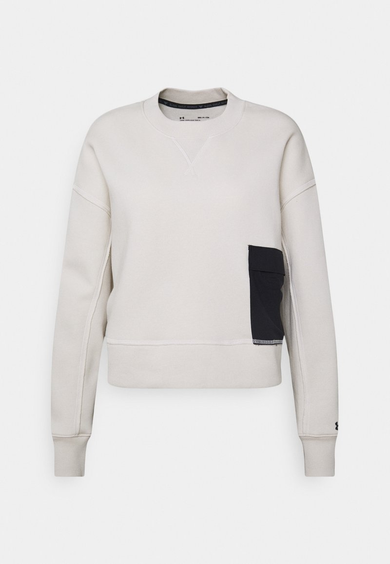 Sudadera de color beige claro con cuello redondo, mangas largas y un bolsillo lateral negro. Incluye puños y dobladillo acanalados.
