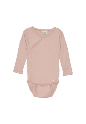 Bodysuit pour bébé à manches longues de couleur rose, avec une texture côtelée, une fermeture à pression à l'avant et un design en superposition diagonale. Présente une petite étiquette de marque en bas.