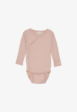 Roze rompertje met lange mouwen voor baby, voorzien van een geribbelde textuur, drukknoopsluiting aan de voorkant en een diagonale overlapontwerp. Met een klein merklabel aan de onderkant.