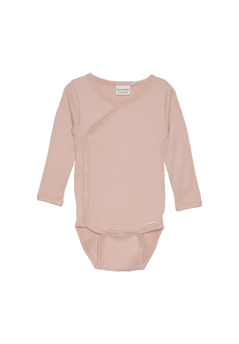 Roze rompertje met lange mouwen voor baby, voorzien van een geribbelde textuur, drukknoopsluiting aan de voorkant en een diagonale overlapontwerp. Met een klein merklabel aan de onderkant.