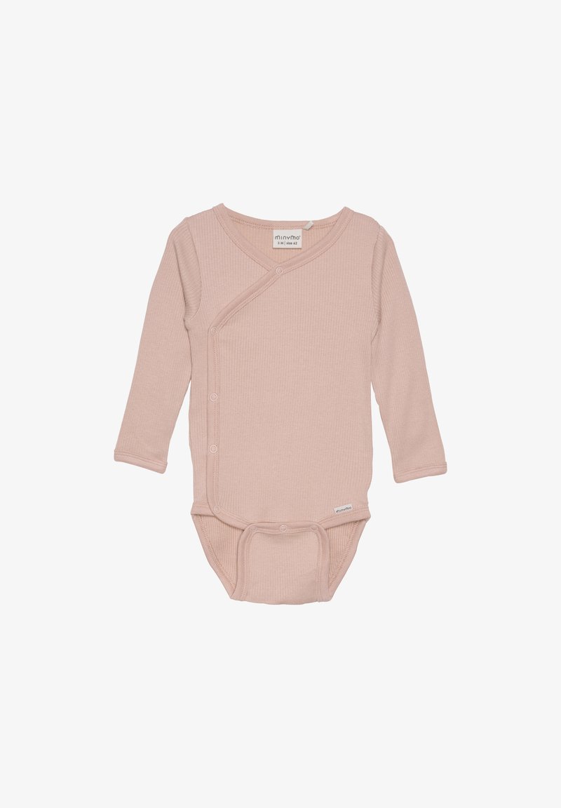 Roze rompertje met lange mouwen voor baby, voorzien van een geribbelde textuur, drukknoopsluiting aan de voorkant en een diagonale overlapontwerp. Met een klein merklabel aan de onderkant.